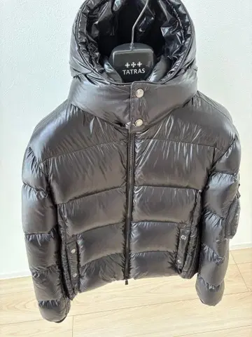 TATRAS 블랙 다운 자켓 후드 부착
