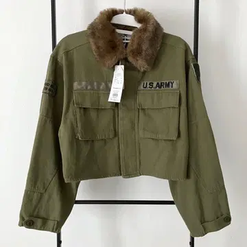 [ 택 있음 ] 쥬에티 퍼 달린 크롭 자켓