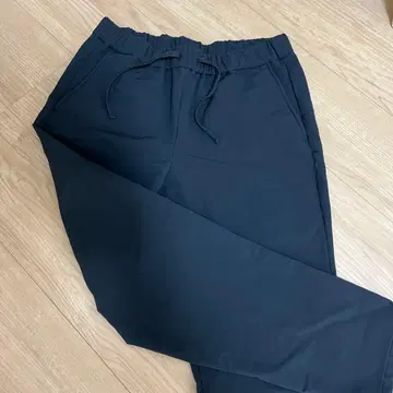 무인양품 바람이 잘 통하지 않는 속기모 테이퍼드 팬츠