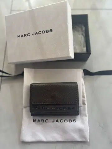 MARC JACOBS 3단 폴더형 지갑 다크 브라운