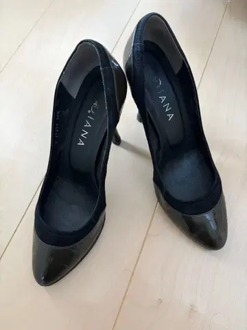 DIANA 블랙 에나멜 스틸레토 하이힐