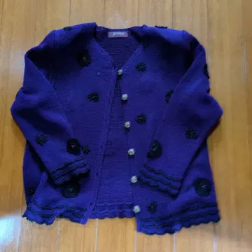 보라색 꽃 무늬 니트 가디건과 스커트 세트