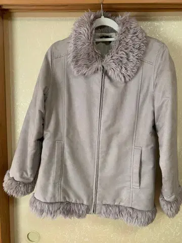 인조 모피 장식의 무스탕 코트