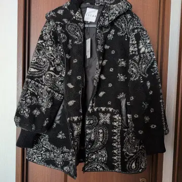 미사용 새상품급 ESCAR 플리스 페이즐리 무늬 점퍼