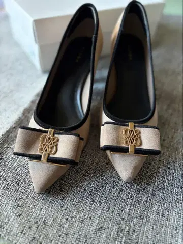 RANDA 모노그램 부품 리본 핏 펌프스 24cm