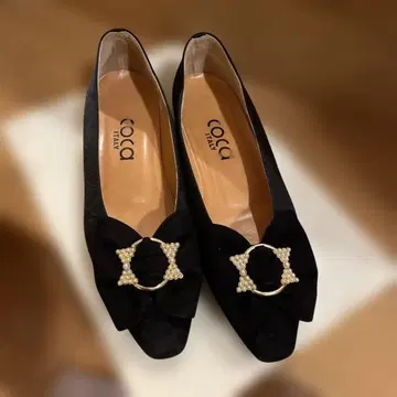 COCA 펌프스 블랙 펄 리본