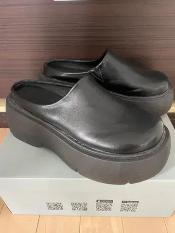 통굽 블랙 슬립온 샌들