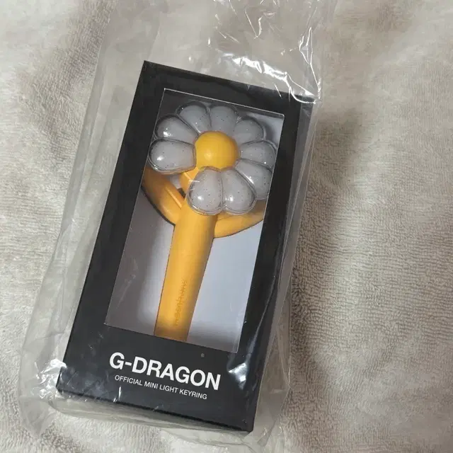 지드래곤 위버멘쉬 미니 라이트 키링 옐로우 새상품 응원봉 키링