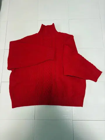 빨간색 터틀넥 니트 스웨터 긴팔