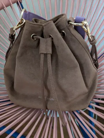 힌크눙크 HINC NUNC 브라운 스웨이드 복조리형 숄더백