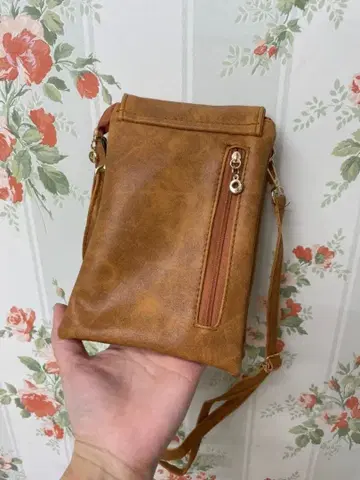 브라운 숄더백 플랩 포함