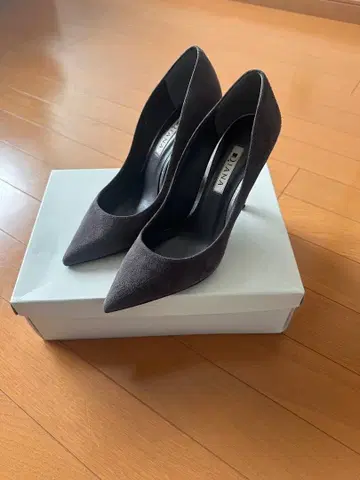 D.JANA 그레이 스웨이드 하이힐