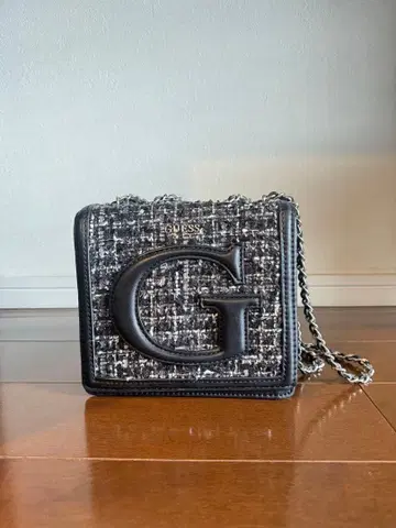 GUESS 트위드 숄더백