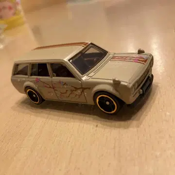 HotWHeeLs 멀티 팩 한정판 닛산 510 왜건 벚꽃 패턴