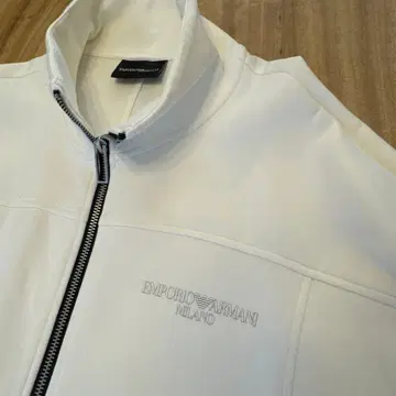 EMPORIO ARMANI 화이트 집업 자켓