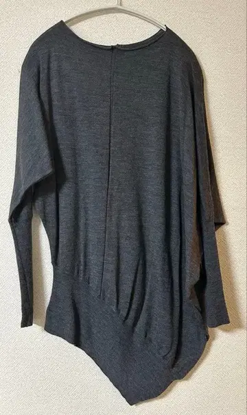 mizuiroind 비대칭 디자인 니트탑 다크 그레이