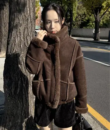 UNE MANSION 바이컬러 라인 하이넥 무스탕 코트 브라운 한국