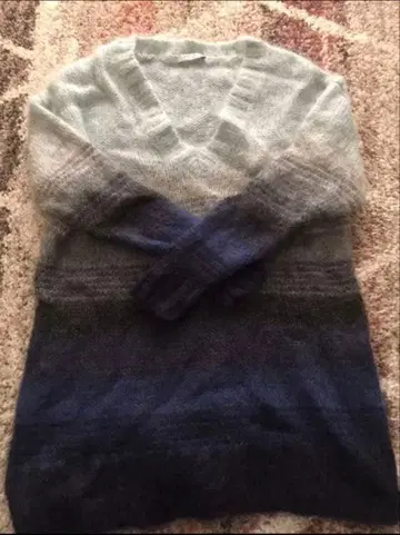 새상품급 어도어 스웨터