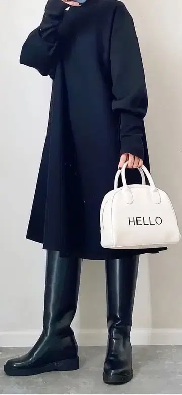 EMMEL REFINES 블랙 크루넥 A라인 원피스