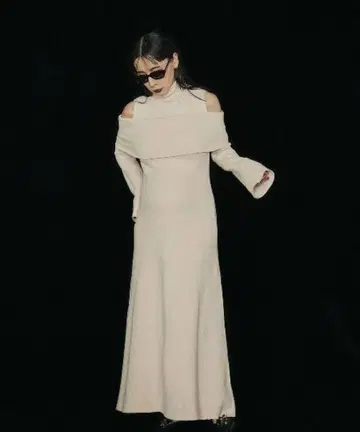 UND OFF SHOULDER KNIT DRESS