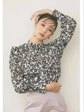 rienda 꽃무늬 긴팔 셔츠 하이넥 블라우스
