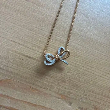 리본 모티브 목걸이 골드 톤