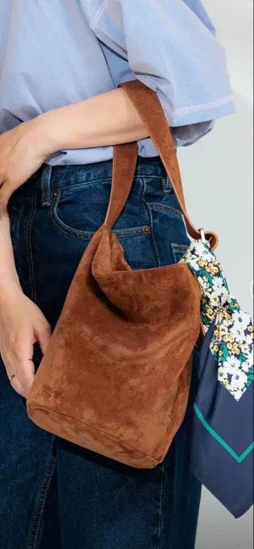 프릭스스토어 버킷형 페이크 스웨이드 백 카멜