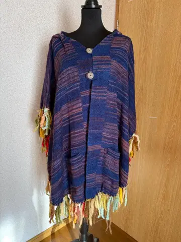 후드 부착 네이비와 멀티 컬러 판초