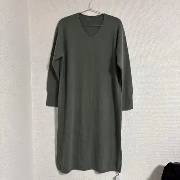 어반 리서치 캐시미어 혼방 램스울 V넥 니트 원피스