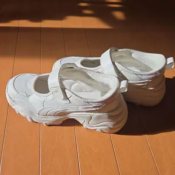 PUMA 화이트 스니커즈 벨크로 테이프 포함