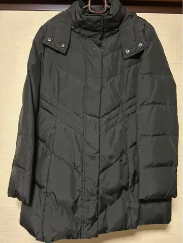 퍼 달린 후드의 검은 코트 L 사이즈