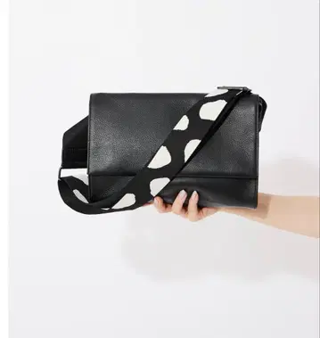 ear PAPILLONNER 와이드 패턴 테이프 숄더백 블랙