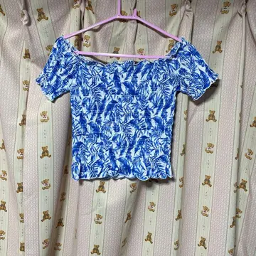 미사용 새상품! 오프숄더 잎 패턴 상의