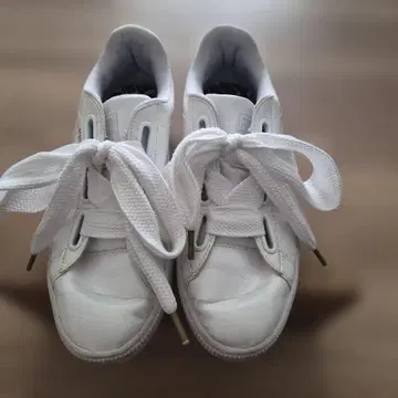 PUMA 화이트 에나멜 스니커즈