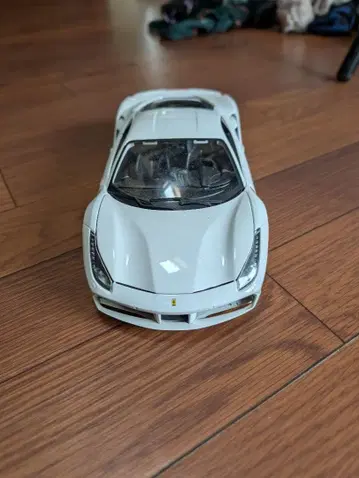 페라리 488 GTB 화이트 미니카 1/18