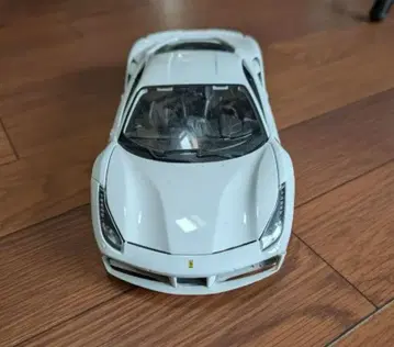 페라리 488 GTB 화이트 미니카 1/18