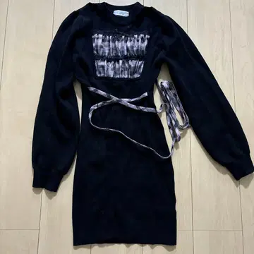 요크 절개 크로스 테이프 니트 원피스