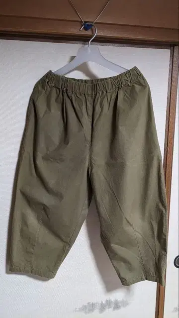 HUIS. 올리브색 버프 천 벌룬 팬츠