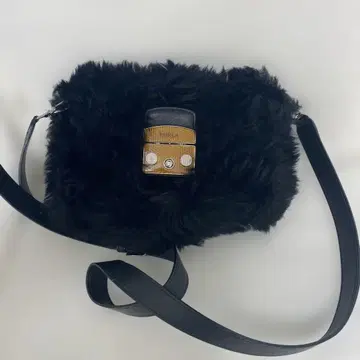 FURLA 퍼 숄더백 블랙