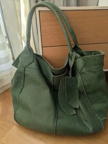 올리브 그린 가죽 토트백