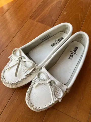 24cm 미네통카 화이트 모카신