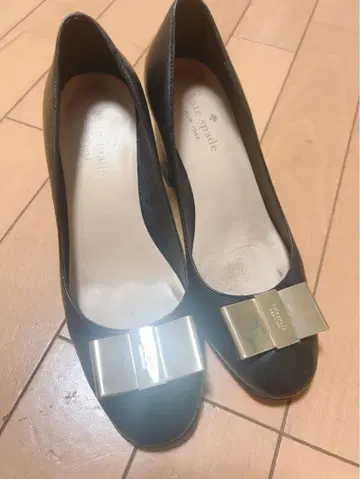 kate spade 로고 블랙 펌프스 골드 리본