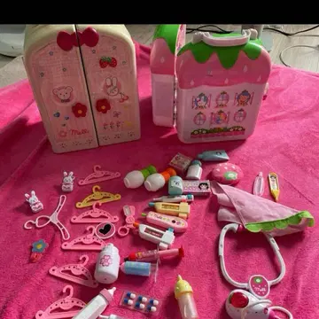 멜짱의 딸기 병원 옷장 묶음 판매