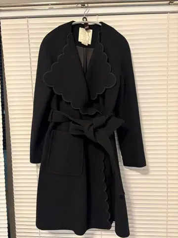 스캘럽 옷깃 벨트 포함 롱 코트 블랙