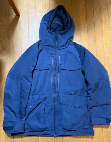 유니클로 화이트 마운티니어링 L 하이브리드 다운 오버사이즈 파카