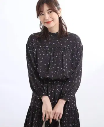 택 포함 새상품 Reflect 밴드 카라넥 블라우스 L 플라워 블랙