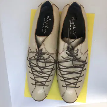 whoop-de-doo 크림색 가죽 로퍼