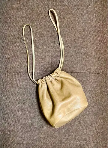 arts&science 베이지 가죽 드로우 스트링 백