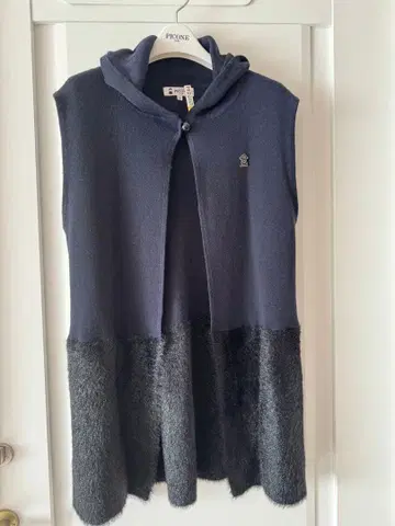 후드 부착 네이비 절개 베스트