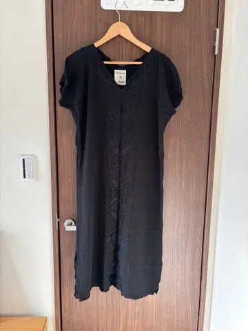 Sea Room Lynn X Gozzle 블랙 반팔 원피스 자수